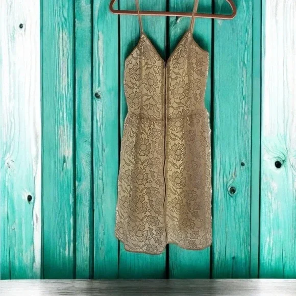 Chic Creme Front Zip Dress - Size Small (B10) - Picture 6 of 7